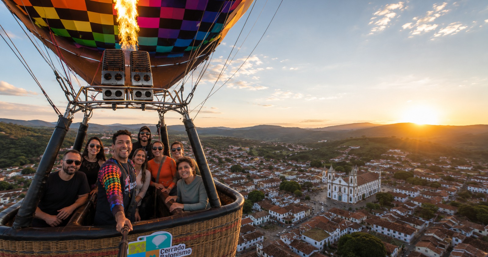 Voo de balão sobre cidade histórica ao pôr do sol