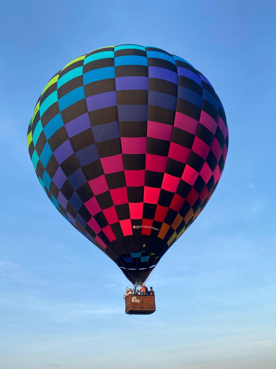 Balão colorido em pleno voo