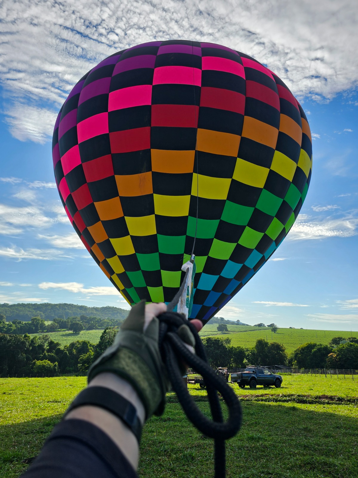 Balão inflado no campo ao amanhecer
