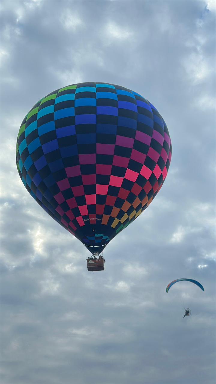 Balão em meio às nuvens