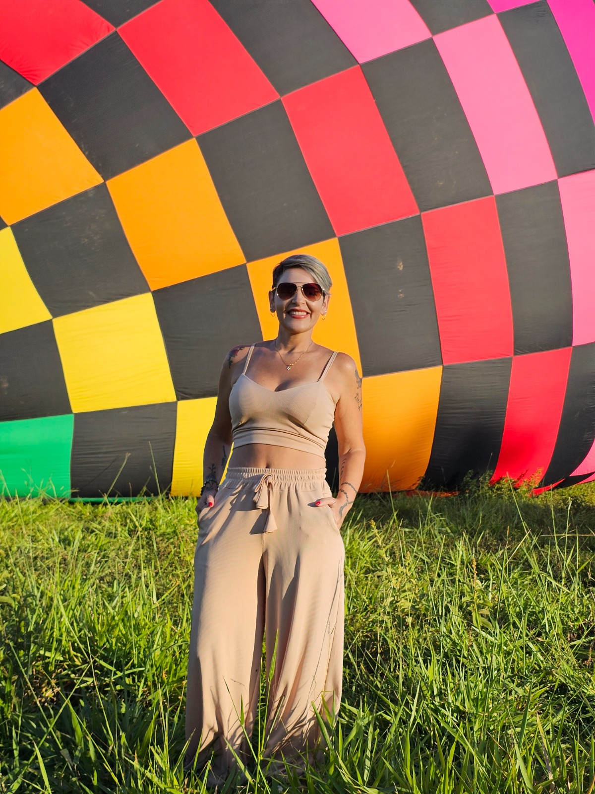 Passageira posando ao lado do balão